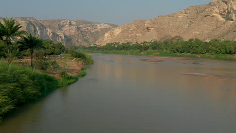 Flug-über-Den-Fluss-Catumbela,-Benguela,-Angola-Aufnahmen-Mit-Drohne,-120-Fps