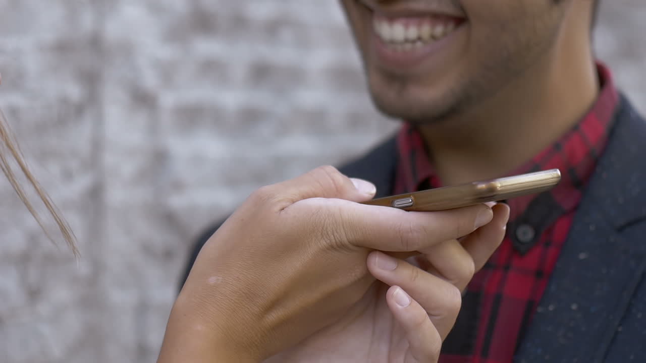 hombre y mujer contestando una llamada telefónica