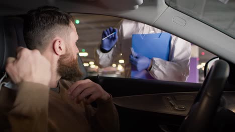 Video,-In-Dem-Ein-Auto-Angehalten-Wird,-Um-Einen-Coronavirus-Test-Durchzuführen