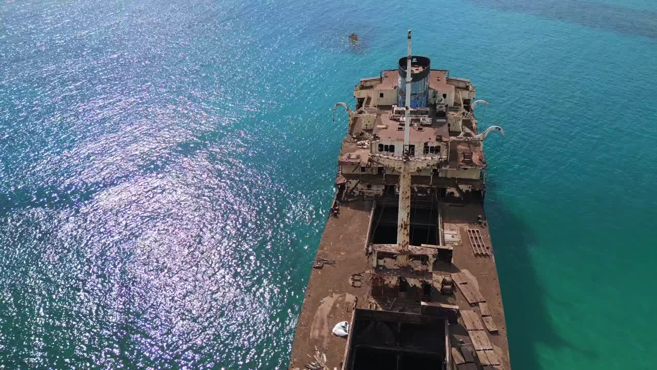 bonita vista aérea vuelo naufragio en playa arenal lanzarote islas canarias, día soleado españa 2023