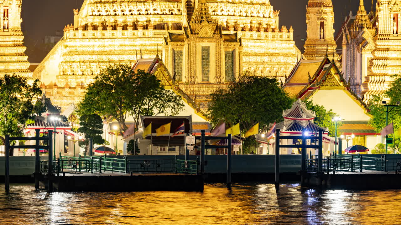 Timelapse of the famous wat arun temple in bangkok on the river chao phraya at night