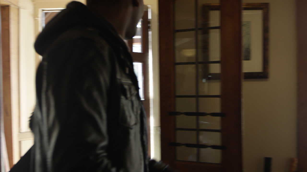 젊은 부부가 부티크 호텔에 체크인하고 있습니다. r3d에서 촬영되었습니다.