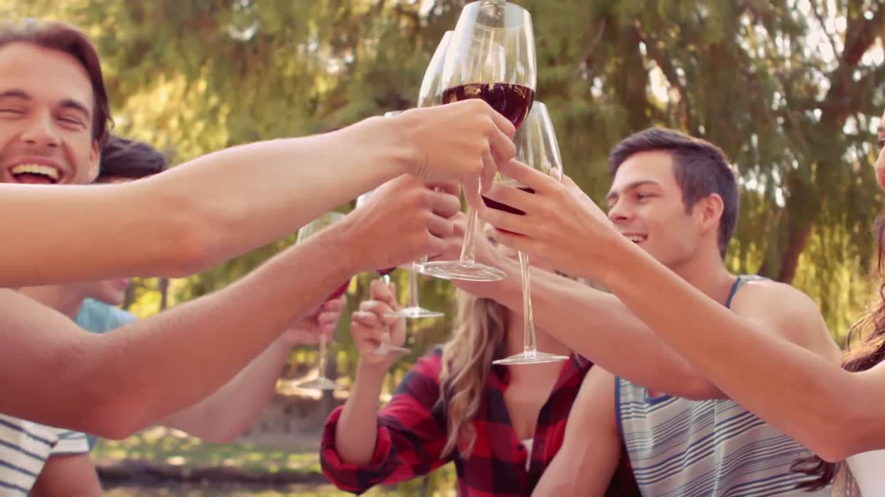 amigos felices en el parque animando