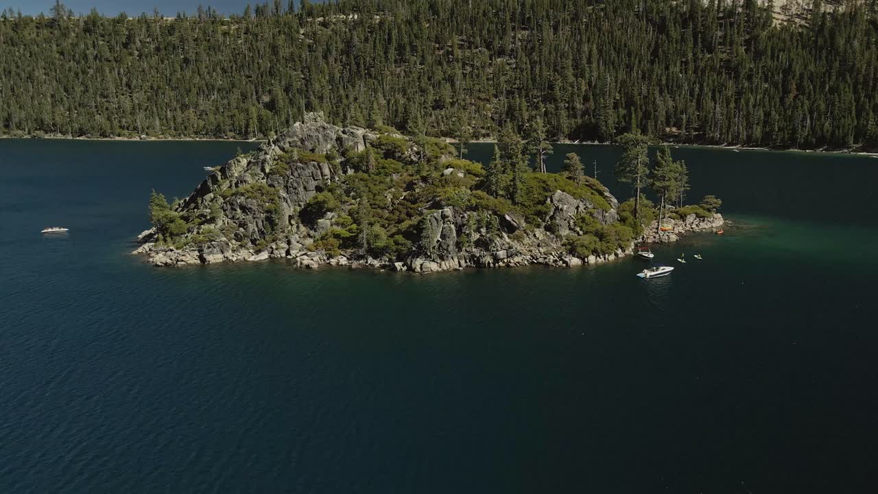 타호 호수 (lake tahoe) 의 섬 주위를 회전하는 공중 영상