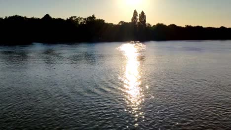 río támesis alrededor del área de kew en una puesta de sol soleada de verano