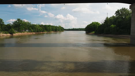 White-River-Und-Brücke-Im-Twin-City-Riverfront-Park,-Arkansas,-USA-–-Rückzug-Aus-Der-Luft