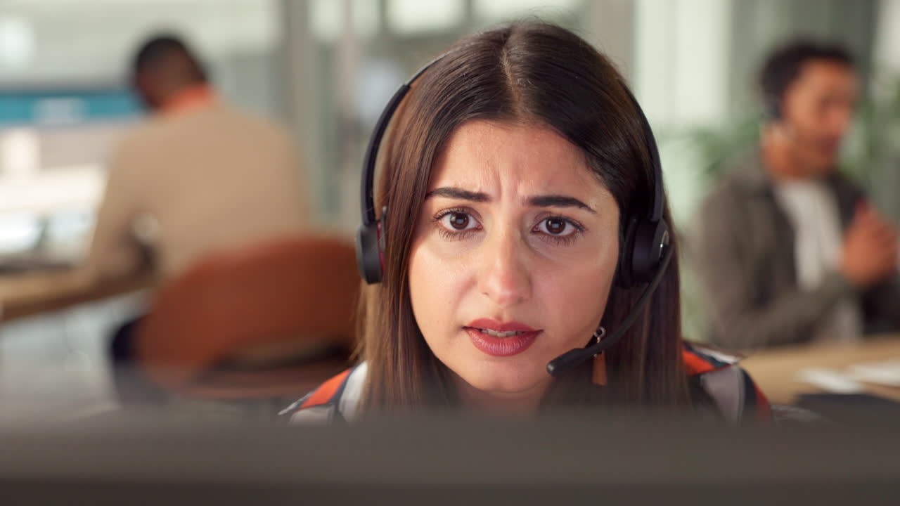 Kvinna koncentrerar sig på ett telefonsamtal i ett callcenter
