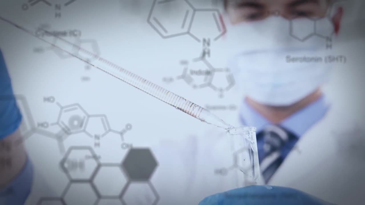 scienziato che tiene un tubo di prova