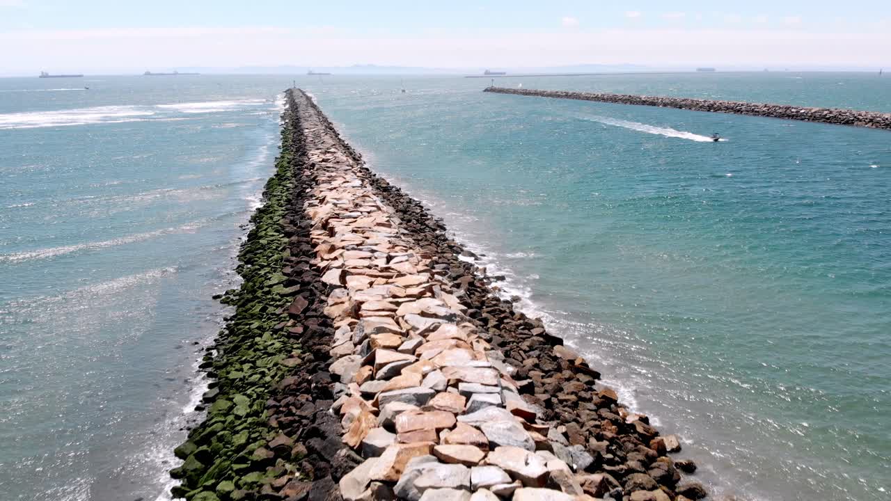 vuelo sobre calas rocosas con barco.
