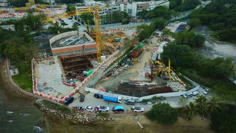 gran toma estática de un dron con vistas a un sitio de construcción cerca de la costa