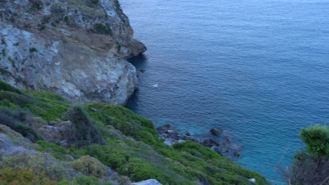 Pájaros-Volando-Libremente-En-Grecia,-En-La-Playa-De-Kastro-Al-Atardecer