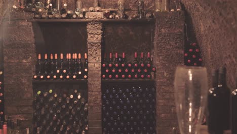 vieja bodega de vino con botellas de vino apiladas en los estantes, establecedor