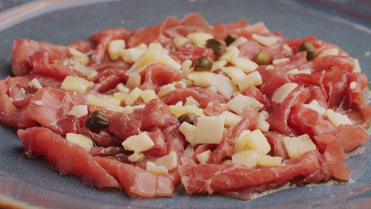Antipasto gourmet di carpaccio di manzo con Parmigiano e capperi