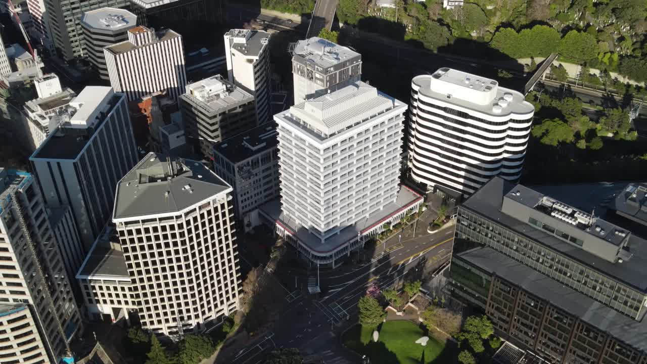 Ripresa a volo d'uccello del Beehive e dei tetti degli edifici nel centro di Wellington. Capitale della Nuova Zelanda.