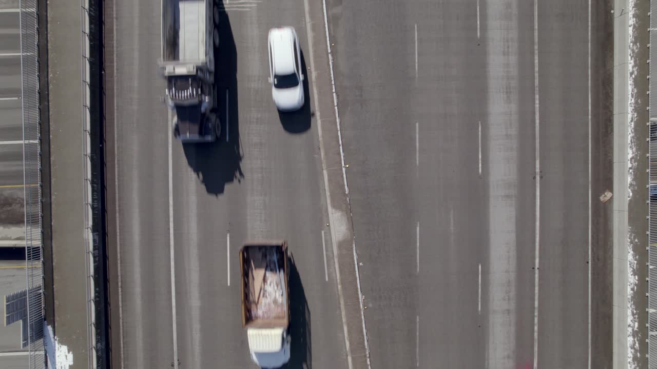 밴쿠버 자동차 스모그 교통 고속도로 통행료 도로, 다단계 교차로 도로의 위에서 아래로 자동 자율 운전 차량과 함께 다른 방향으로