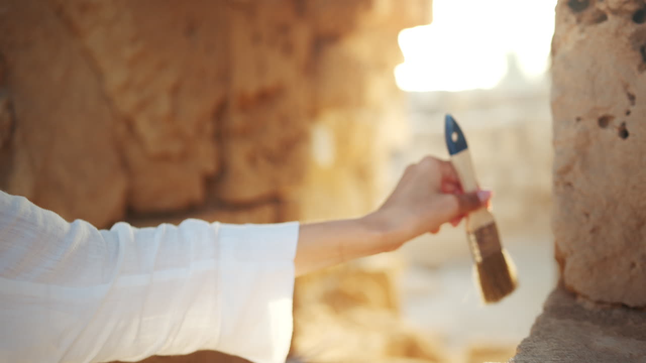 женщина в шляпе на древних руинах