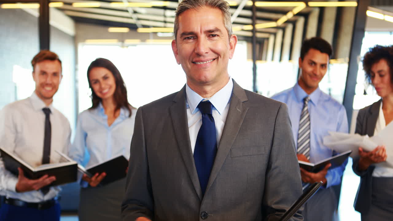 equipo de negocios de pie juntos discutiendo el trabajo