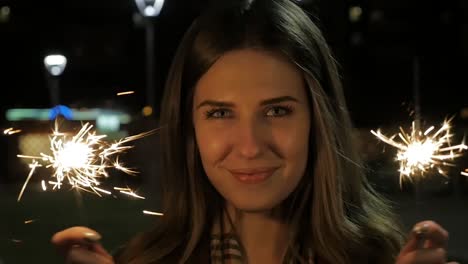 mujer con chispa en la noche