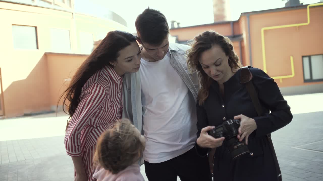 la familia aprende fotografía