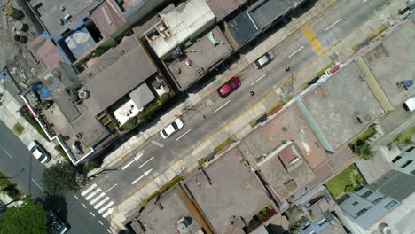 Drohnenschuss-Rotiert-über-Menschen,-Die-Auf-Den-Straßen-Des-Sonnigen-Lima,-Peru,-Schlittschuh-Laufen