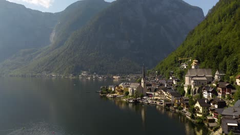 Toma-Aérea-Cinematográfica-De-Hallstatt,-Pueblo-Mágico-De-Cuento-De-Hadas-En-Los-Alpes-Austriacos