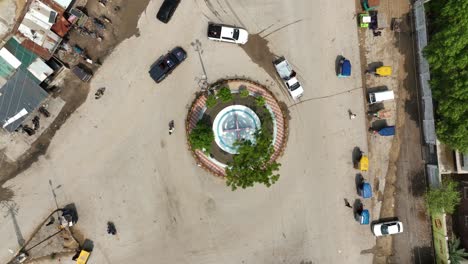 Vista-Aérea-De-Pájaro-Sobre-El-Tráfico-Que-Rodea-La-Rotonda-De-Allaha-Wala-Chowk