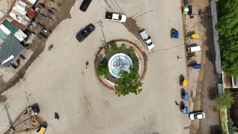 vista aérea de las aves sobre el tráfico que gira alrededor de la rotonda de allaha wala chowk