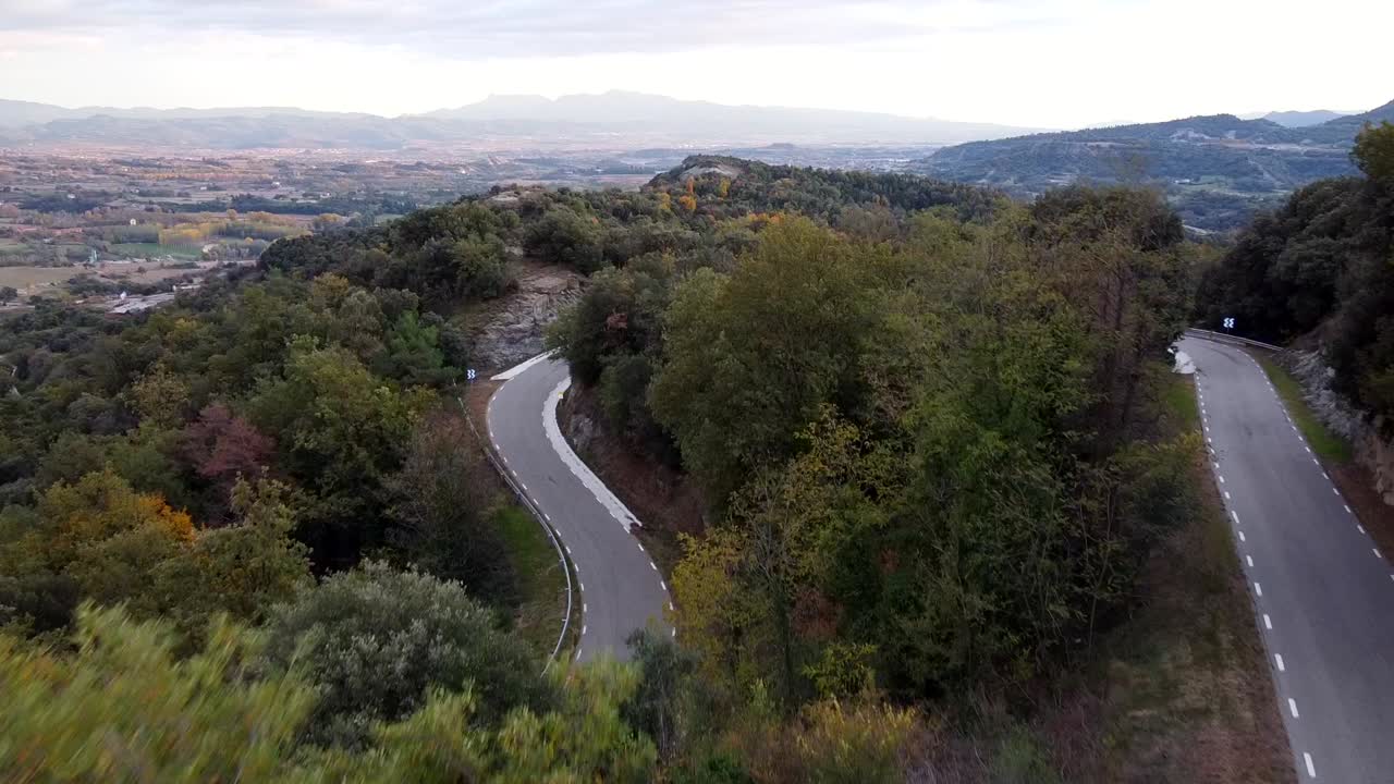 vista de cerca de los árboles que rodean una carretera de montaña en el paisaje de españa