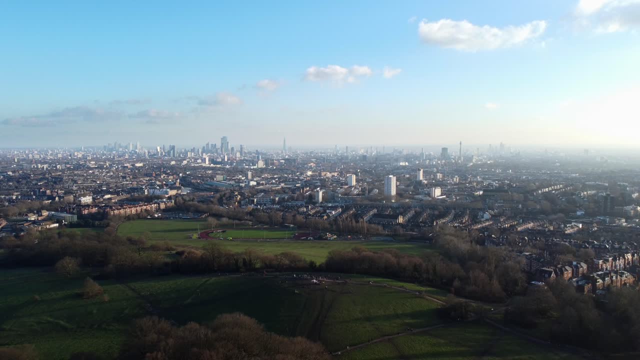 광각은 화창한 날 북런던에서 샷 햄스테드 히스를 설정합니다.