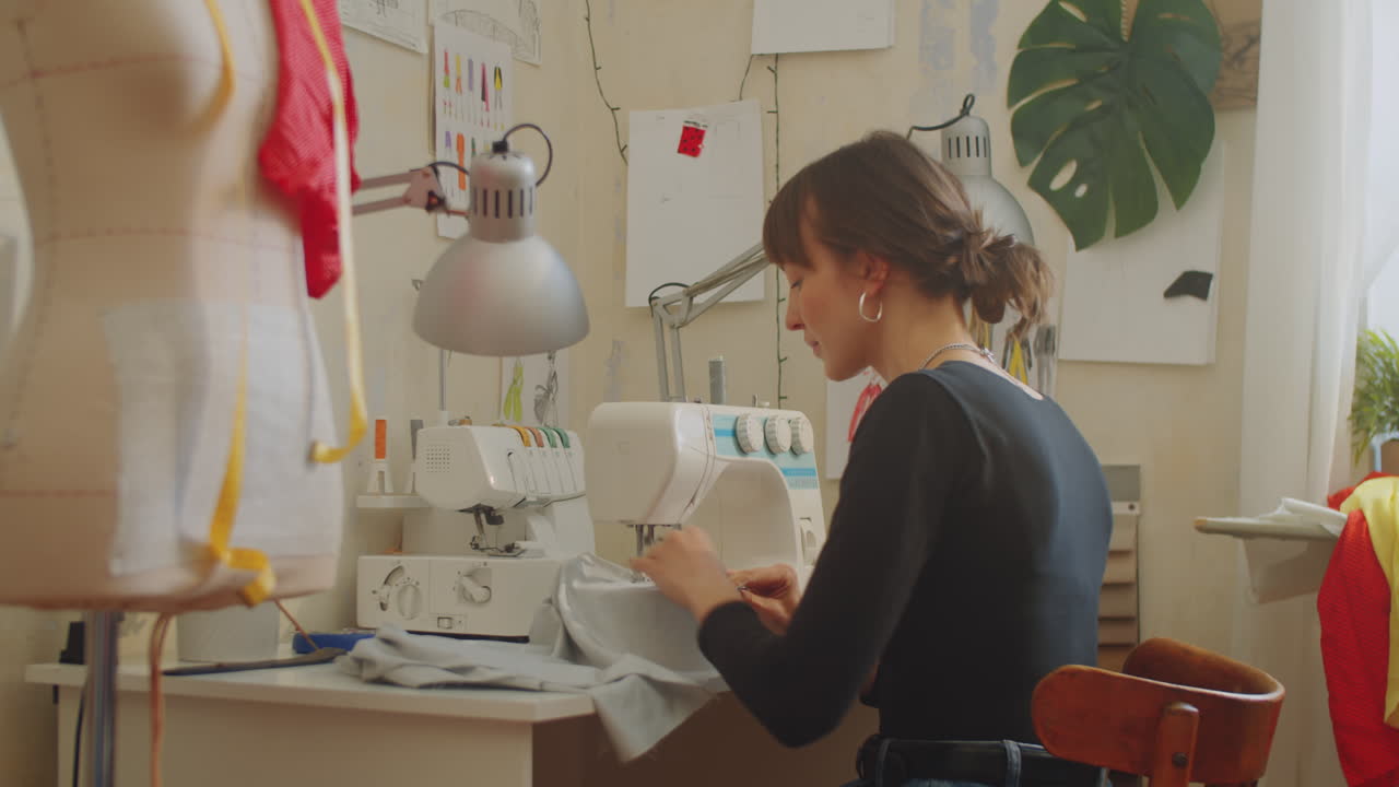 costurera usando una máquina de coser en el trabajo