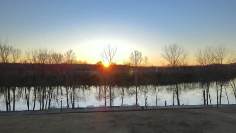 HDR-Aufnahmen-Von-Einer-Drohne,-Die-In-Richtung-Des-Cumberland-River-Abhebt