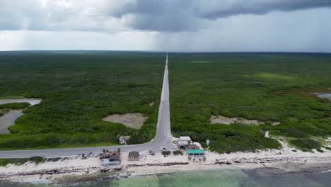 vista aérea de las playas de cozumel y tormenta en el fondo