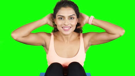 una mujer joven y bonita haciendo ejercicios de abdominales