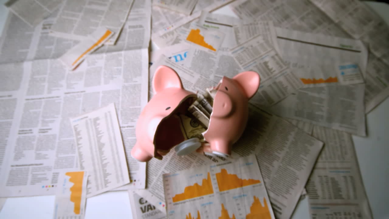 o coelho caindo e sendo quebrado sobre folhas de papel.