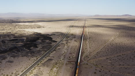 hughe tren de carga pasando por el desierto de california