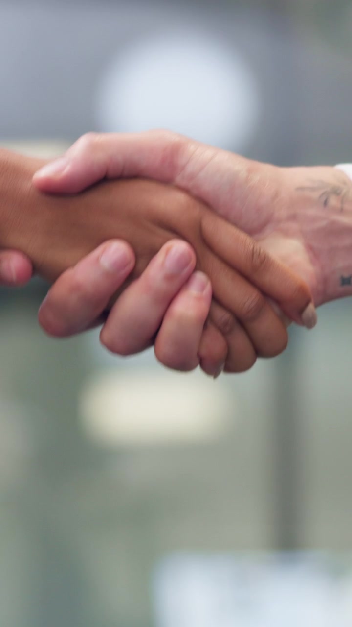 Primo piano di due professionisti che si stringono la mano in ufficio