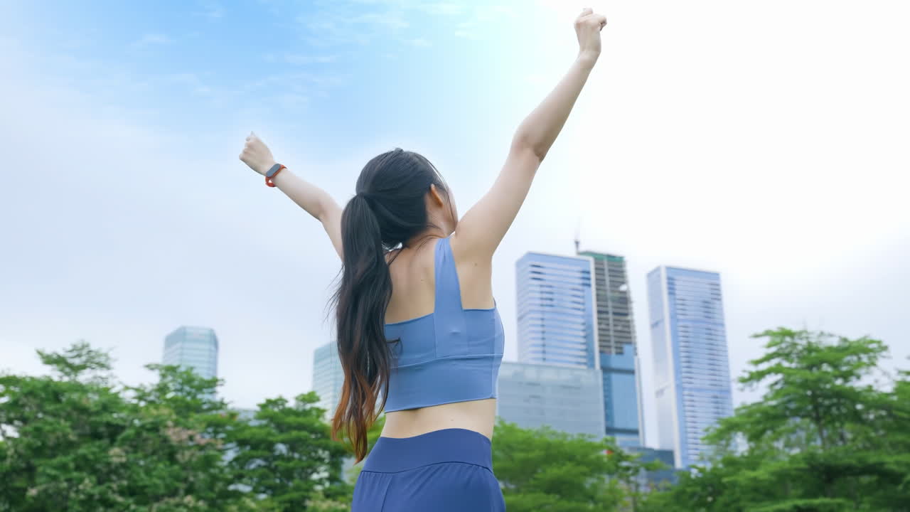 운동복을 입은 피트니스 여성 선수가 점프 운동을 하고 있습니다. 운동복 차림의 소녀가 결승선을 통과하며 팔을 들어 올리고 있습니다. "나는 승리자!"