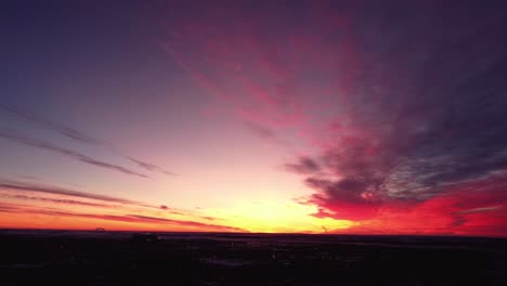 drone volador en calgary durante un hermoso amanecer sobre las montañas en invierno