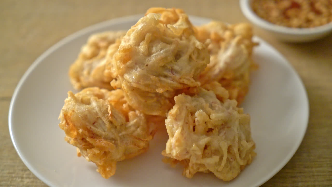 소스를 곁들인 튀긴 타로-비건 채식 및 채식 음식 스타일