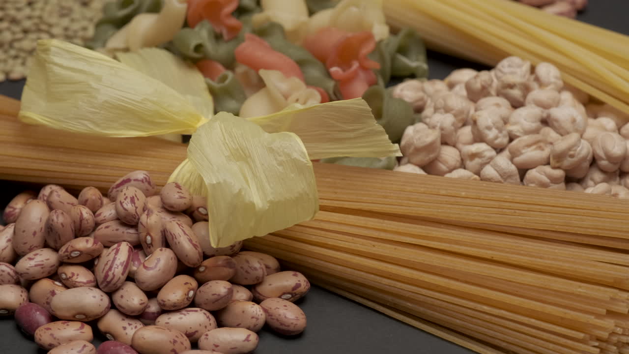 통밀 일체형 파스타, 건조 콩류 콩, 병아리콩 및 렌즈콩 회전