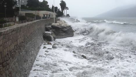 fuertes olas chocan contra el rompeolas en la costa de la ciudad