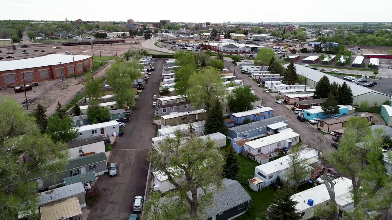 un parque de casas móviles pobres al lado de una zona industrial que muestra pobreza en 2021