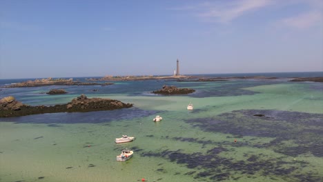 vista aérea de un faro en una pequeña isla