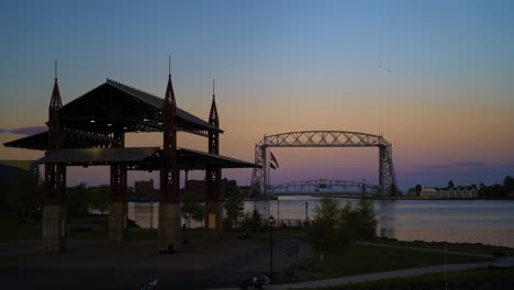 Dämmerung-Bis-Nacht-Zeitraffer-Der-Duluth-Lift-Bridge-In-Minnesota