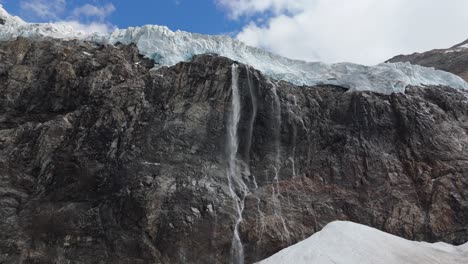 vista aérea de la corriente de agua desde un glaciar