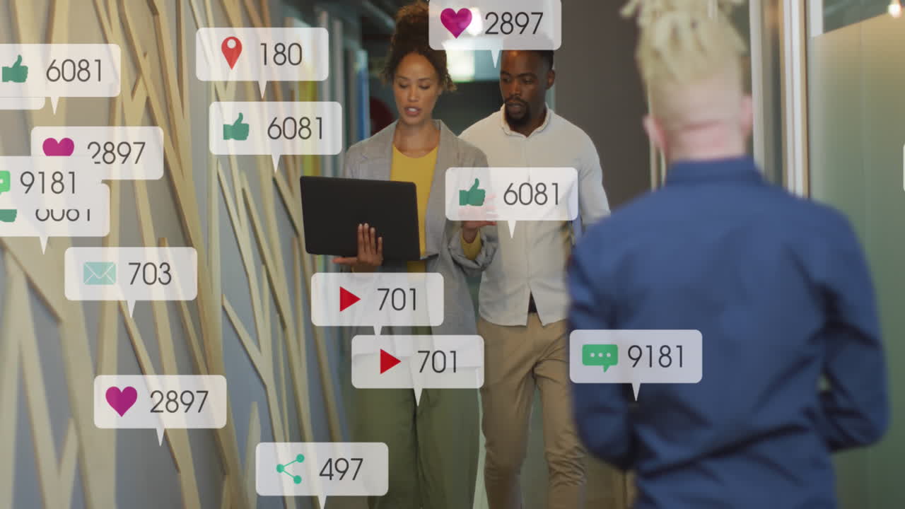 animación de iconos de las redes sociales de un hombre y una mujer afroamericanos discutiendo en una computadora portátil en la oficina.