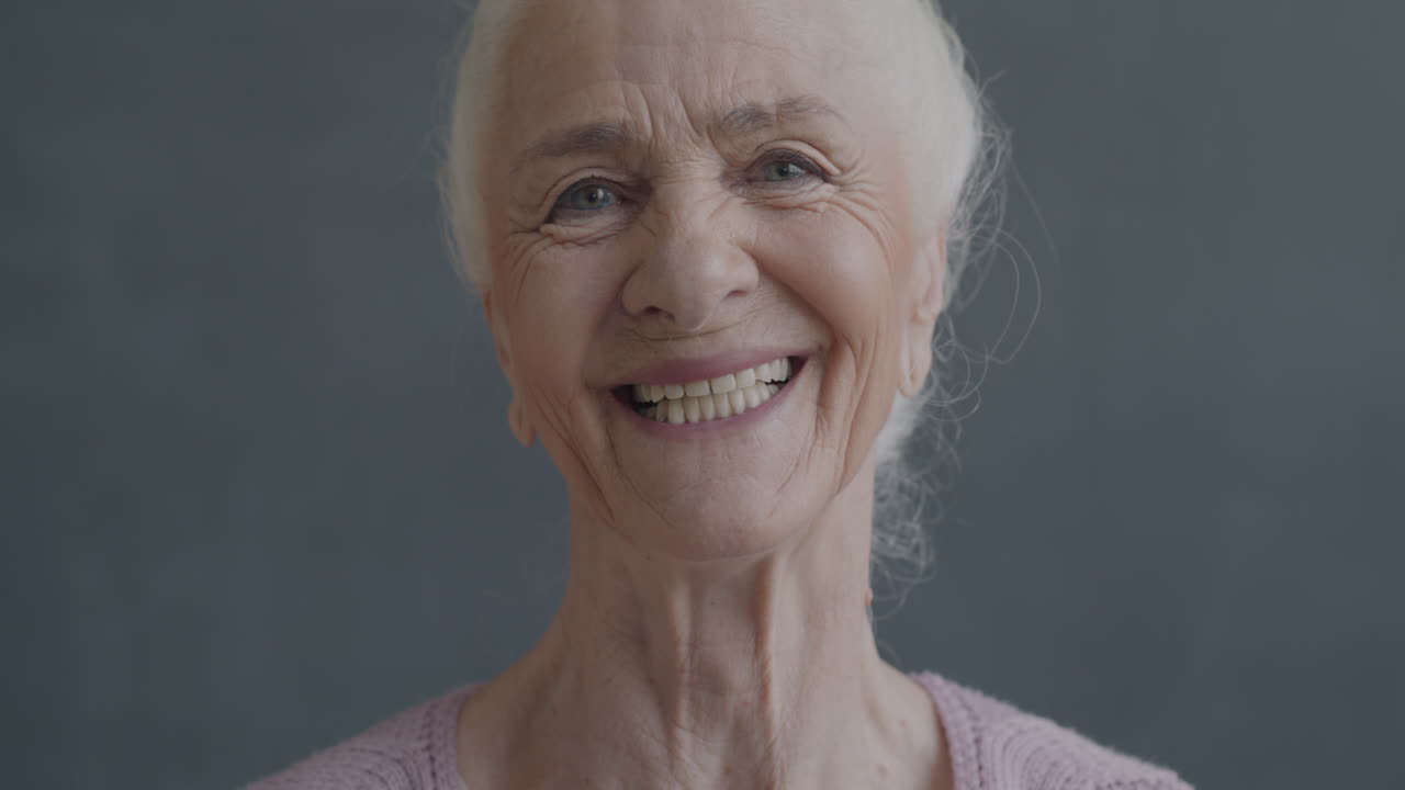 Ritratto di una donna anziana sorridente