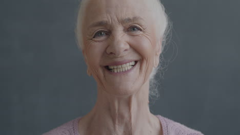 retrato de una mujer mayor sonriente