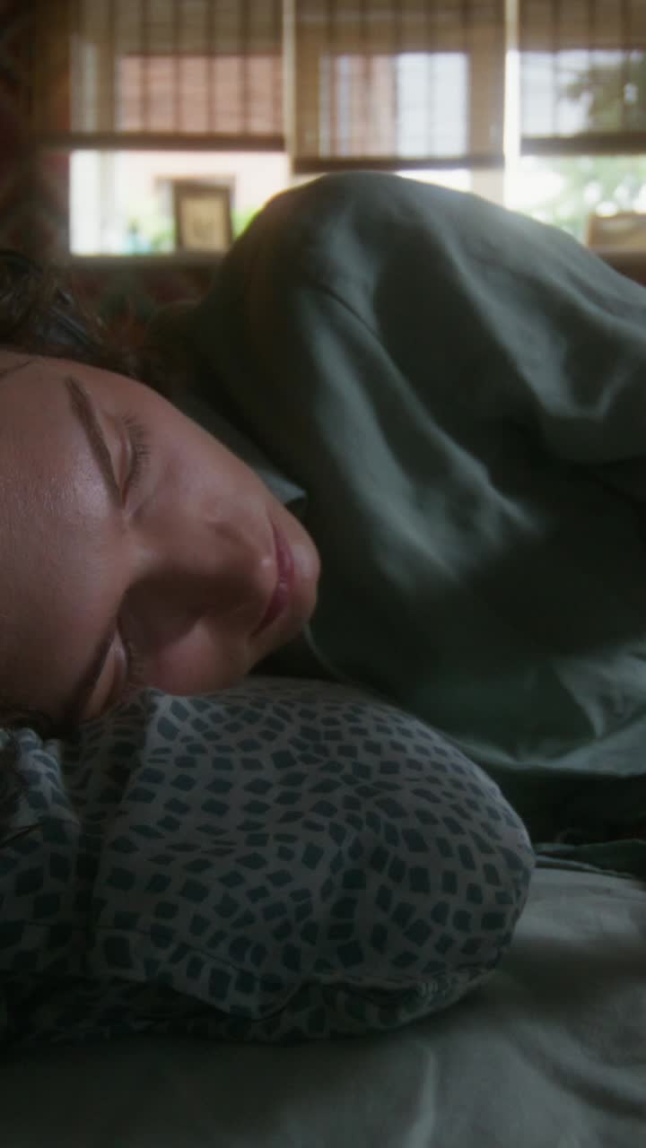 침대에서 자고 있는 여자