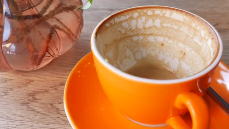 taza de café vacía en una mesa de madera